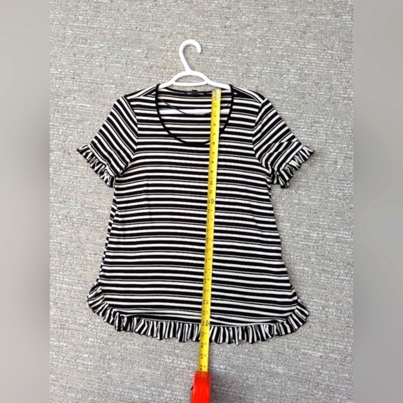 Cable & Gauge Women's (Medium)Top/Tshirt With Ruffled Sleeves & Bottom Hem - Picture 8 of 12